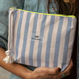 Marineblaue Streifen <tc>Kulturtasche</tc> Abstoßende Frau