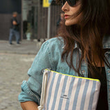 Marineblaue Streifen <tc>Kulturtasche</tc> Abstoßende Frau