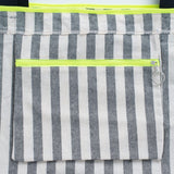 Mittelgroße Reisetasche mit grauen Streifen